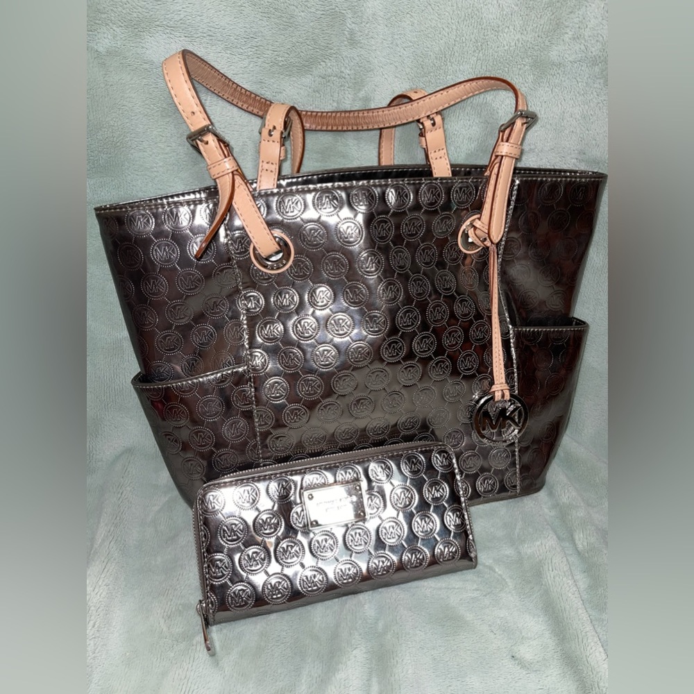 METALLIC MICHAEL KORS SIGNATURE TOTE W/ MATCHING WALLET